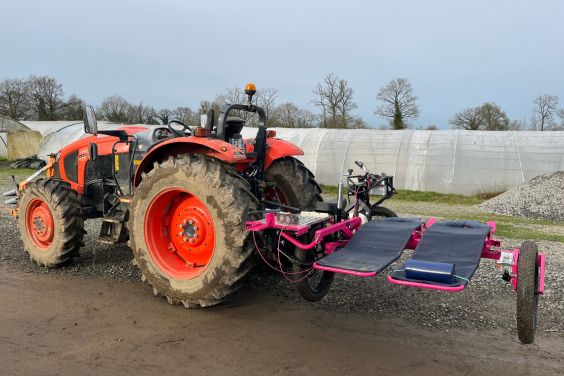 Attelage 3 points Broco'lit (564x376) Le Broco'lit s'attèle derrière un tracteur pour le déplacer sur des parcelles plus éloignées