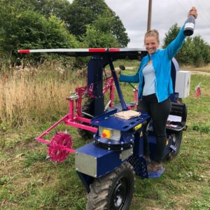 Une floricultrice célèbre l'achat et la livraison de son Enjambeur Romanesco pour faciliter son travail